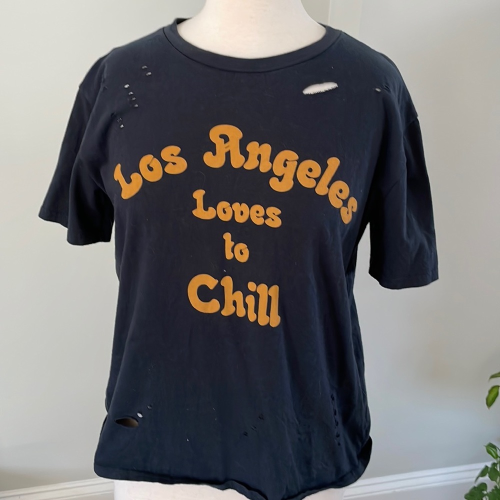 Los Angeles loves to chill T-shirt